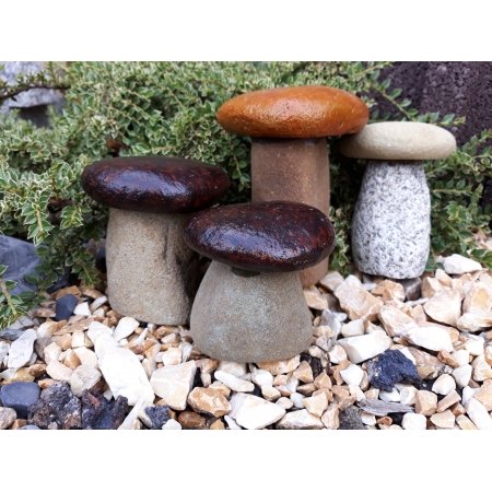 grzyby-wykonane-z-kamienia-do-ogrodu